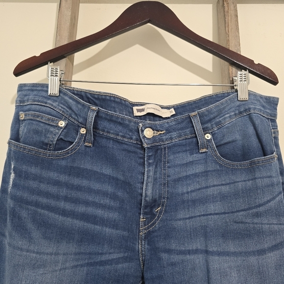 ⭐️40% Off⭐️ Levi's Boyfriend Skinny with Distressed Stitched Patch - Picture 2 of 15